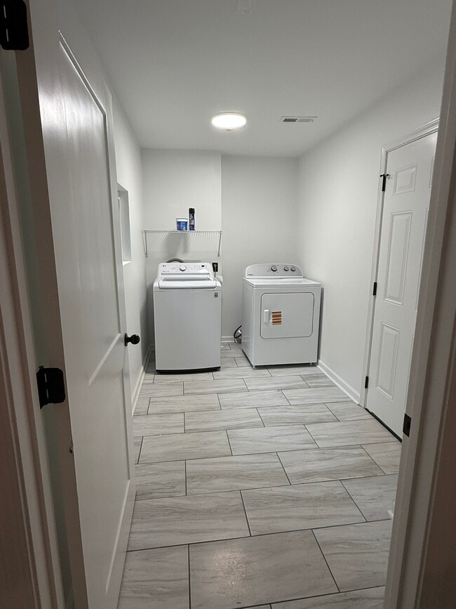 Foto del edificio - 242 Oakdale Ave