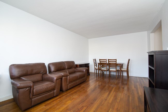 Foto del edificio - 111-24 66th Ave