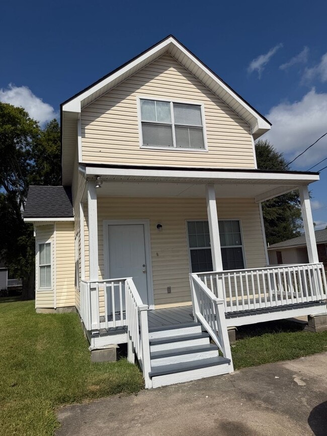 Building Photo - 2556 Thomas H. Delpit Dr