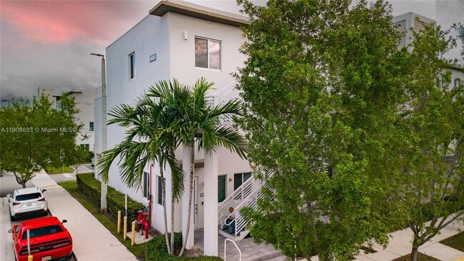 Foto del edificio - 6401 NW 103rd Pl