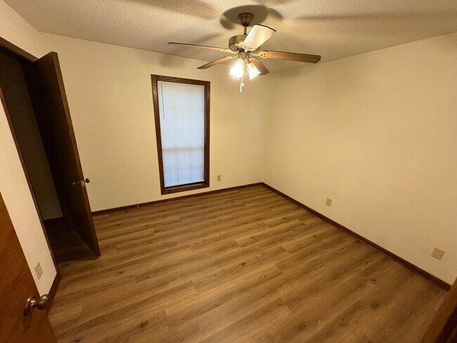 Foto del edificio - 541 Lakeside Dr