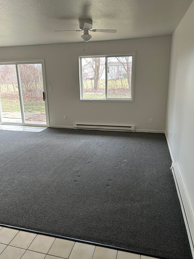 Foto del edificio - 3 Bedroom, Single-story Townhomes for rent...