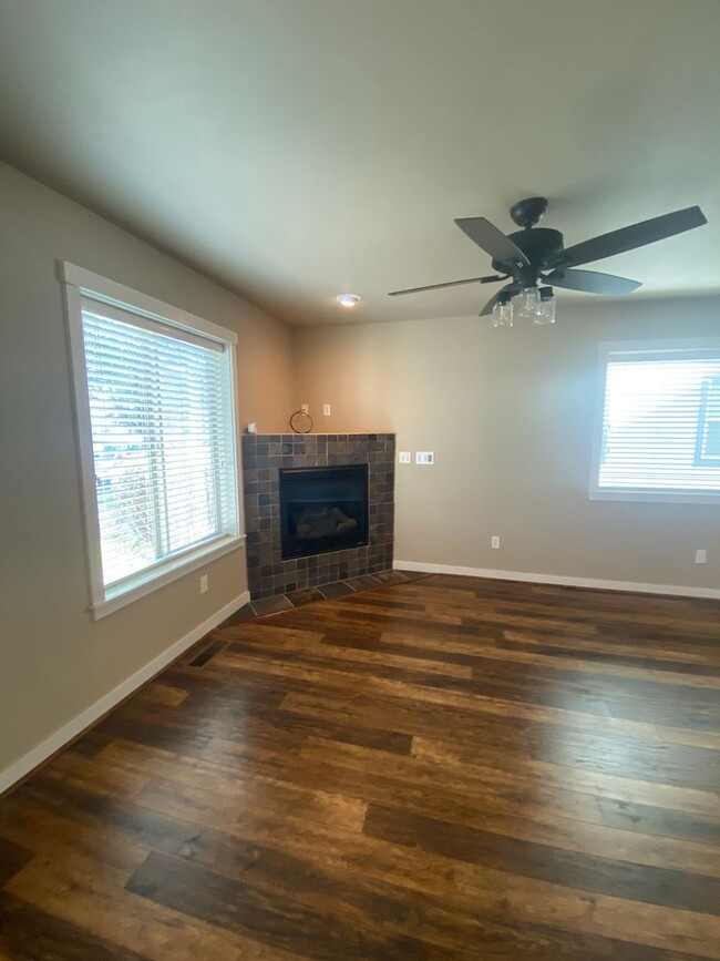 Building Photo - Lovely End Unit 3 Bedroom Townhome in Redm...