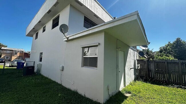 Foto del edificio - 7956 SW 6th St