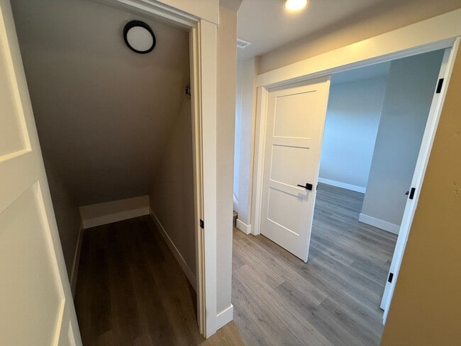 Building Photo - 3 Bed/3 Bath Modern and Luxurious Townhome in NE Bend