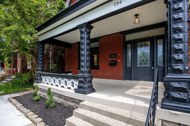 Building Photo - 734 E 10th St