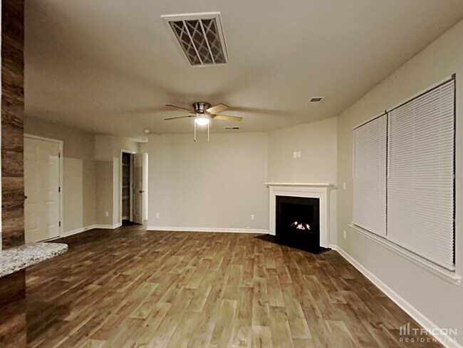 Foto del edificio - 533 Elmwood Pond Ct
