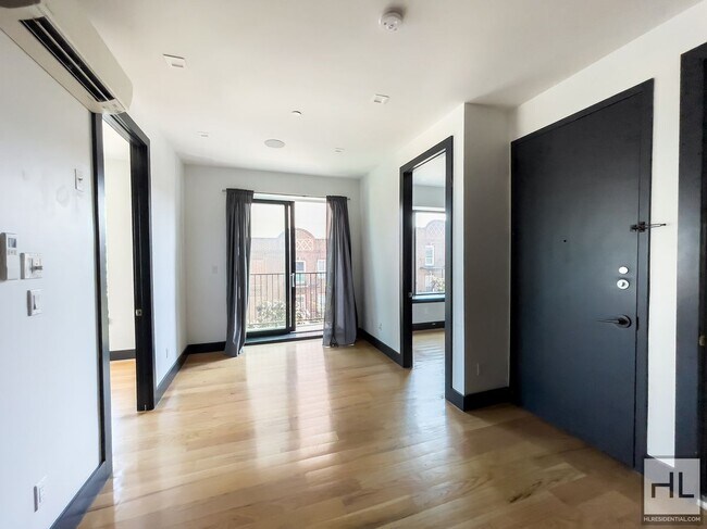Building Photo - Convenient South Slope Location / Modern 3...
