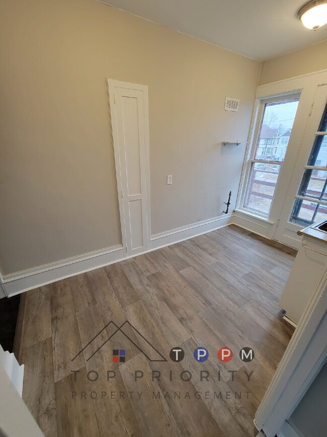 Foto del edificio - 1 Bedroom | 1 Bathroom Upper Unit in Cedar...