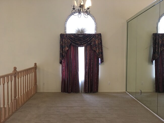 Foto del edificio - Spacious Two-Story Home  4 bedrooms, 3 bat...