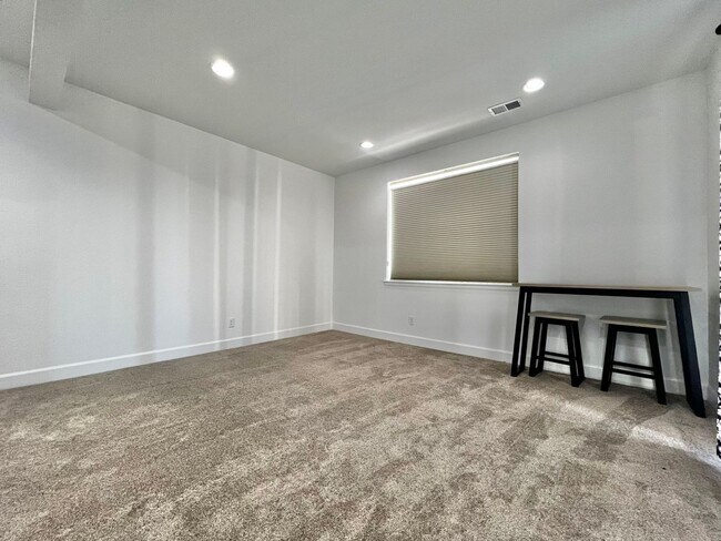 Building Photo - Gorgeous 6 Bed, 5 Bath House in West Windsor!