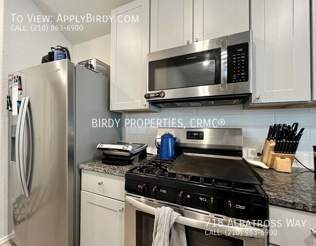 Building Photo - Charming 3 Bedroom Home with 2 Full Bathro...