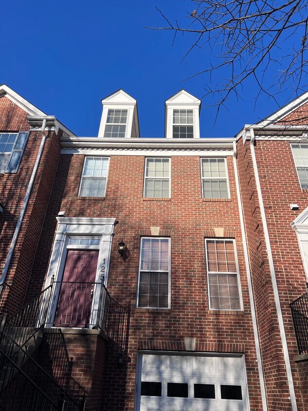 Front View - 125 Fountain Green Ln