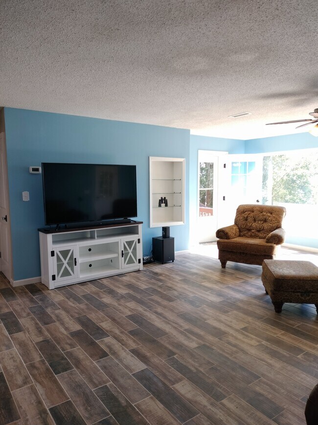 Building Photo - 295 Oak Hill Dr