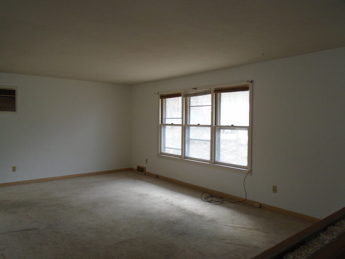 Building Photo - 2441 Anderson Ave