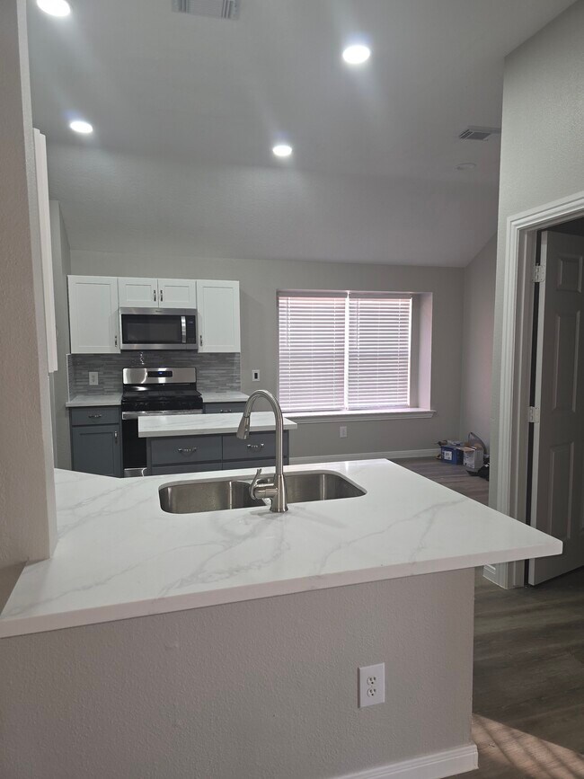 Kitchen - 15427 W Little York Rd