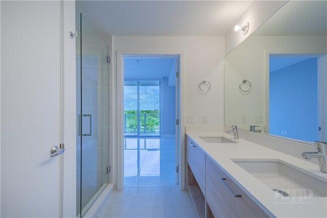 Foto del edificio - 16385 Biscayne Blvd