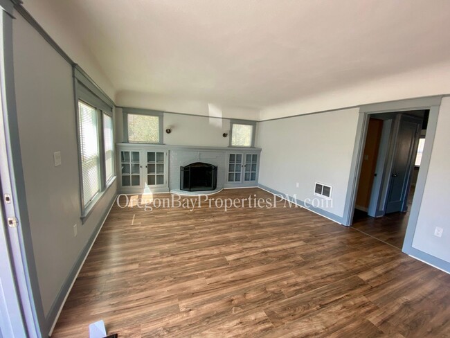 Building Photo - Johnson Ave: 2bdrm / 1 ba Home