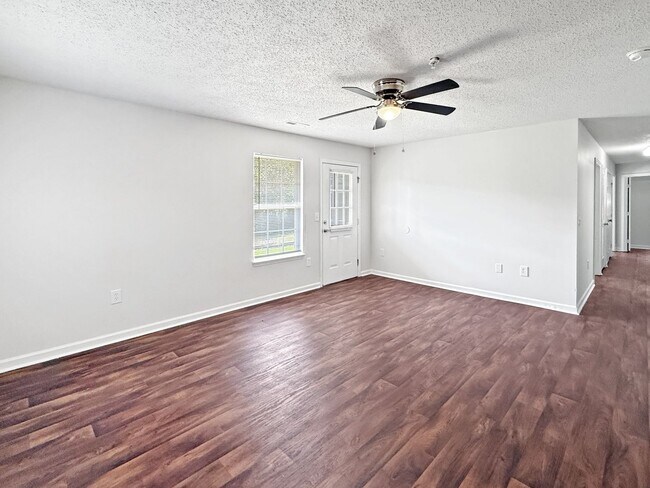 Foto del edificio - Massive 3 Bedroom in Montevallo*** 3 Bed 2 Bath $1,329/mo**Deposit $0