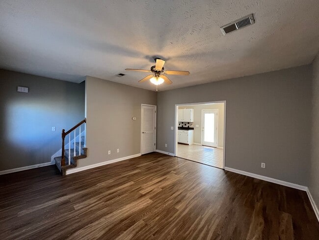 Building Photo - 3 BR, 2.5 BA, 2 Car Garage, Fenced in Back...
