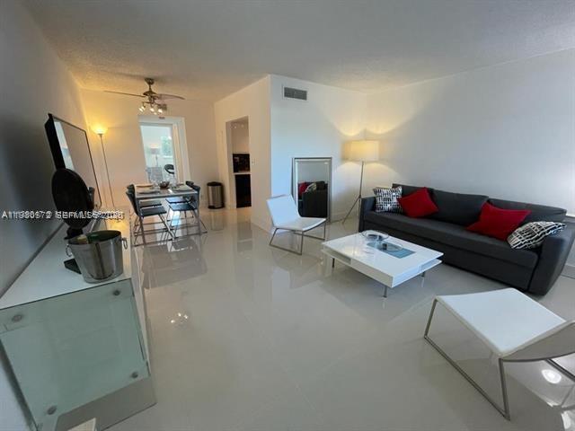 Foto del edificio - 1400 NE 54th St