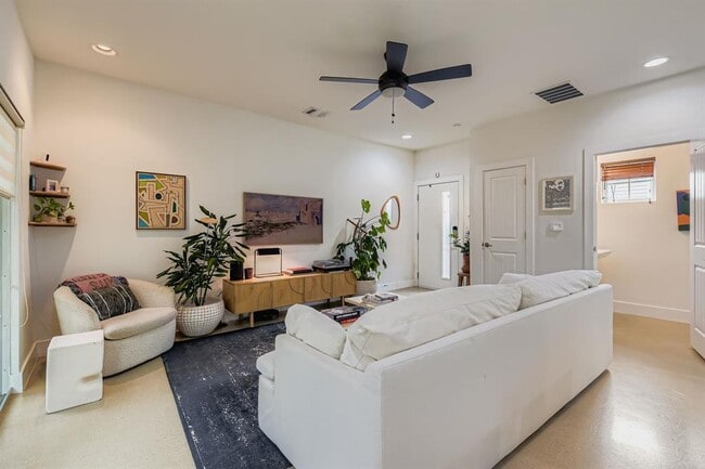 Building Photo - 1213 Eleanor St