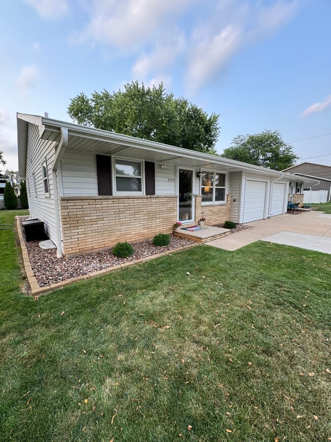 Building Photo - 2955 Jauquet Dr