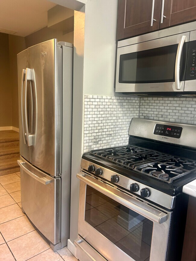 Building Photo - 2 BED - 1 BATH - BURLINGTON - FREEHOLD TOWNHOUSE