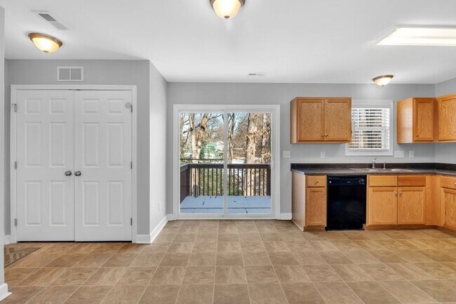 Building Photo - Family Home