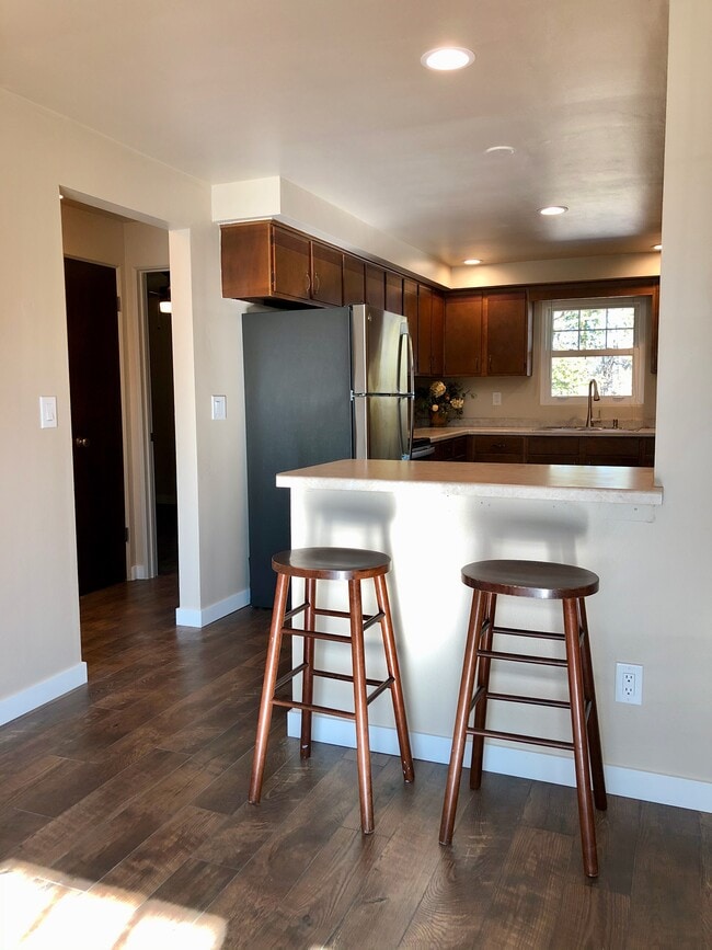Building Photo - 1832 E Silvercrest Dr