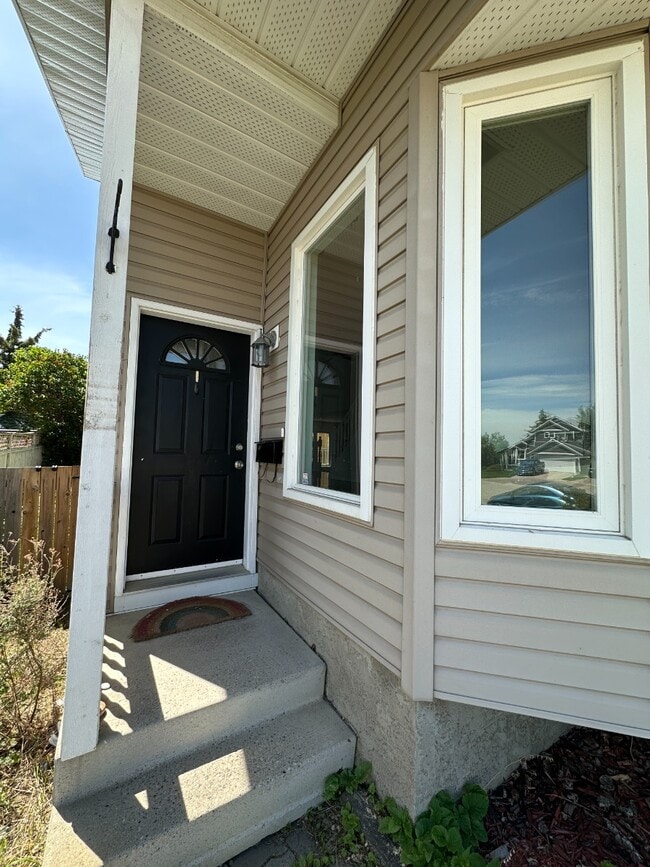 Building Photo - Spacious 3 Bedroom Home with Finished Basement in MacEwan Valley (IP058)