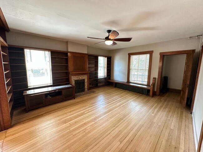 Foto del edificio - 393 W 8th Ave
