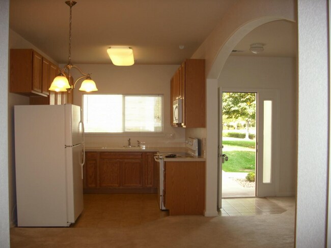 kitchen and dining area adjoin, lots of cabinets - 4785 Hahns Peak Dr
