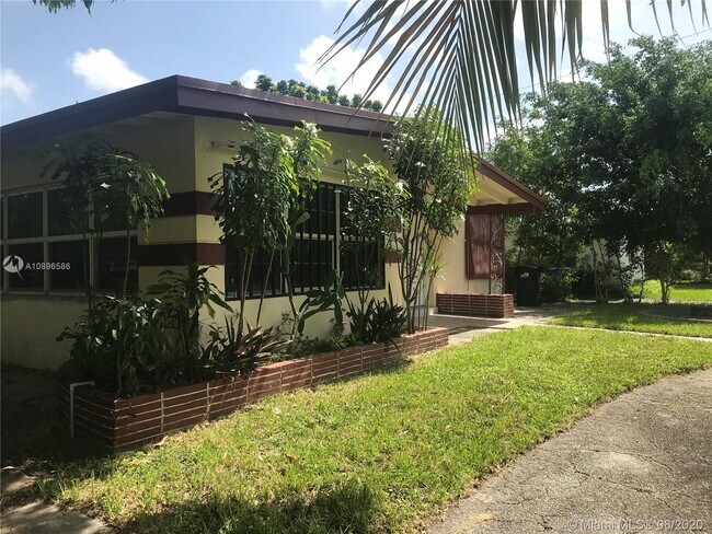 Foto del edificio - 1701 NE 173rd St