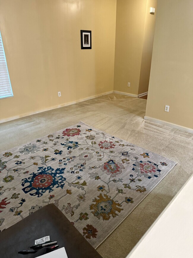 Foto del edificio - Room in House on Genlee Dr