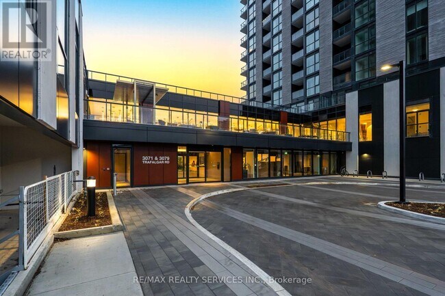 Photo du bâtiment - 3071 Trafalgar Rd