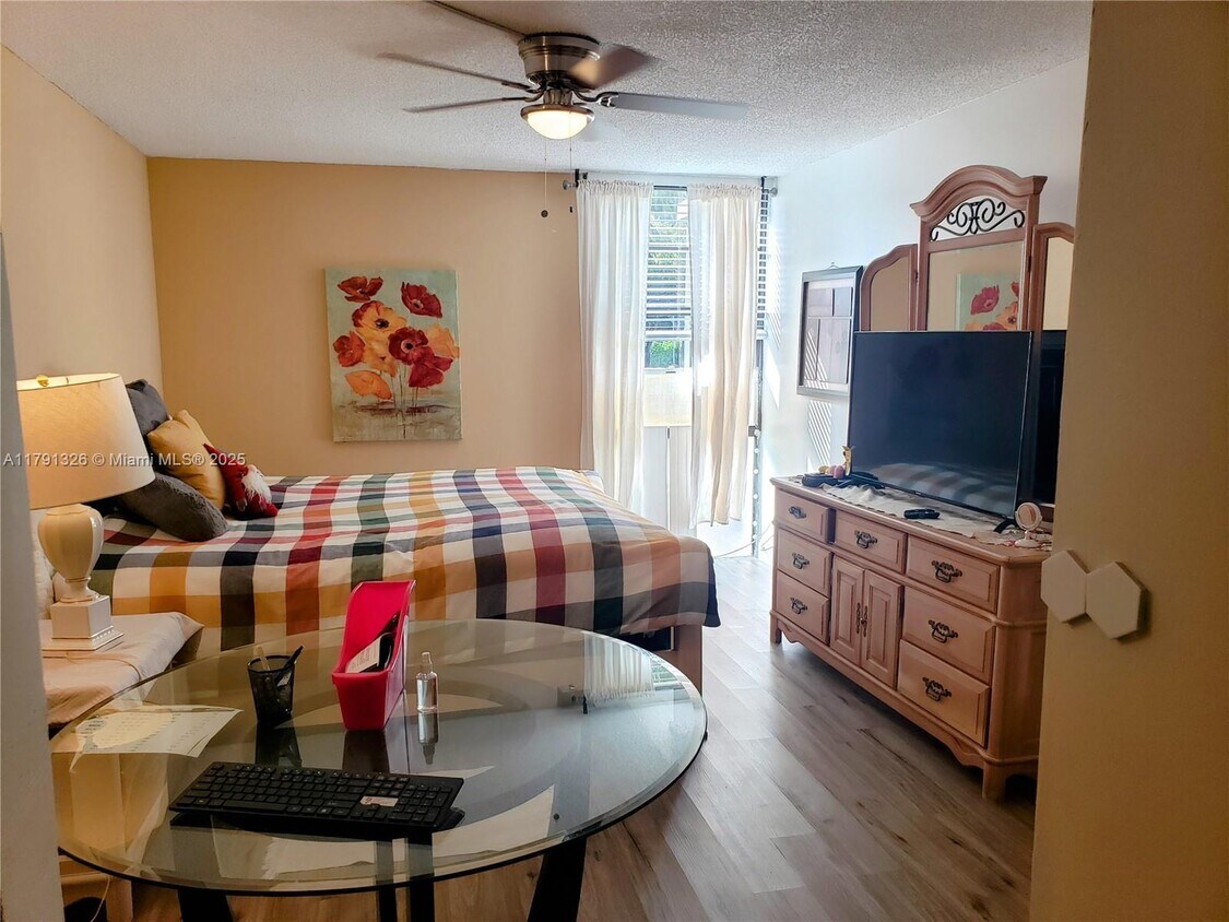 Primary Photo - 3101 N Country Club Dr