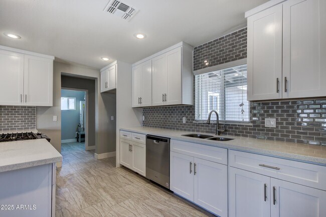 Foto del edificio - 557 W Toledo St