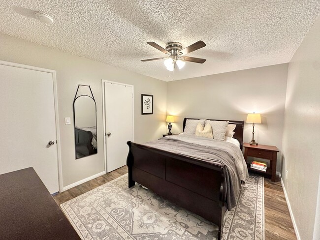 Foto del edificio - 6131-6133 Horton Drive