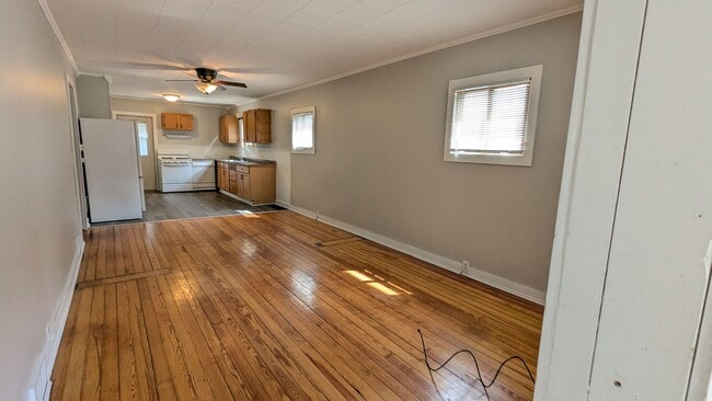 Building Photo - 914 Kampenga, 3 bedroom house with basement