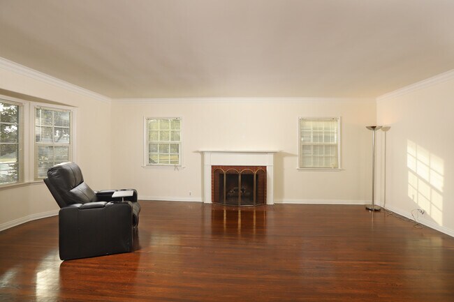 Building Photo - 2415 Las Lunas St