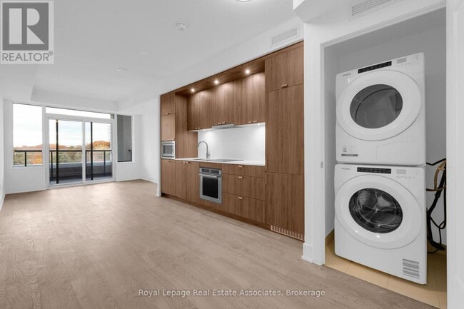 Building Photo - 259 The Kingsway