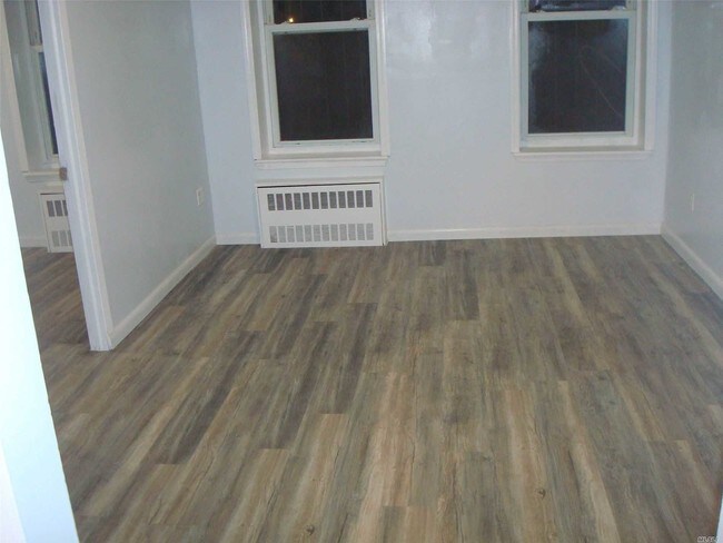 Building Photo - 914 Dumont Ave