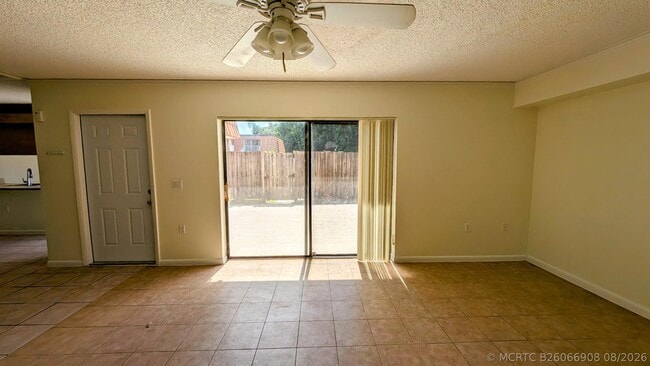 Foto del edificio - 555 Green Springs Pl