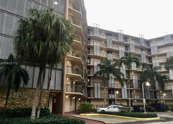 Building Photo - 3101 N Country Club Dr