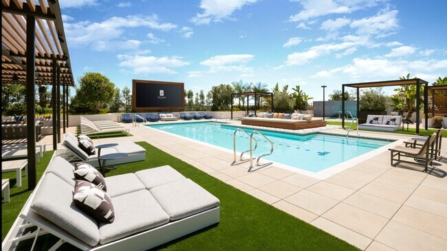 The Aqua Deck Rooftop Pool - The Row at Red Hill