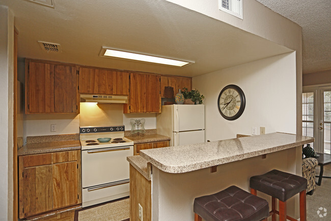 1BR,1BA - 618SF - KITCHEN - Crest Centreport