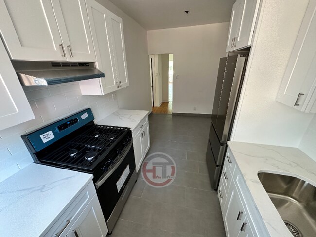 Building Photo - 3155 Schuyler Pl