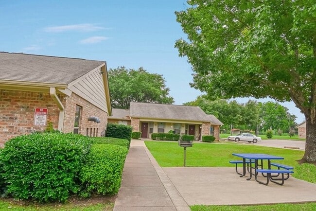 Building Photo - 1220 Heritage Dr