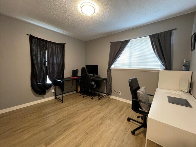 Foto del edificio - 2405 Parker Cir